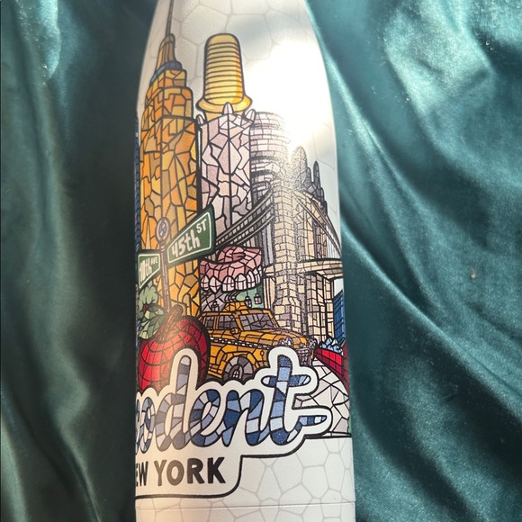 New York Themed Insulated Water Bottle. Prefect for the holidays.The best of NYC - Picture 3 of 16